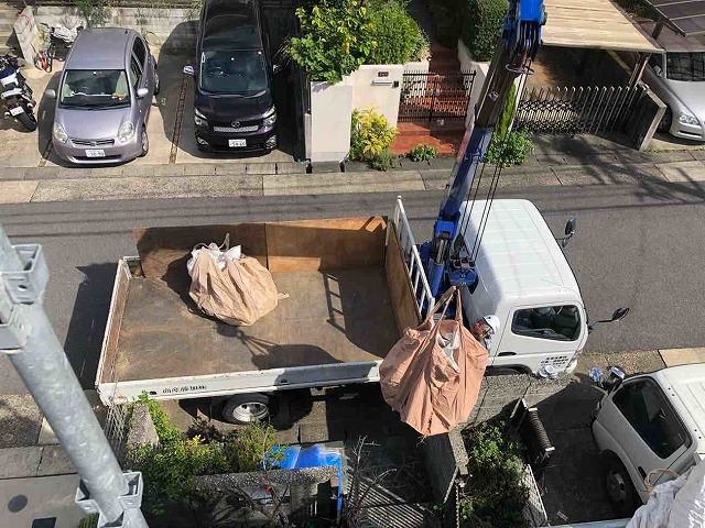 クレーンで荷下ろし